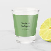 Sage Groen Modern Bruiloft Bachelorette Favor Gift Shot Glas (Voorkant)