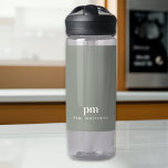 Sage Groen Modern Minimaal Aangepast Monogram en N Waterfles<br><div class="desc">Eenvoudig en gestroomlijnd, dit aangepaste salie groene waterflesontwerp heeft een moderne typografie die uw monogram initialen in een lager hoesje type gezicht met jouw naam in alle petten in een kleinere lettergrootte onder uw monogram voor een professionele hedendaagse look. Neem deze aantrekkelijke gepersonaliseerde waterfles mee, wie je ook gaat! Het...</div>
