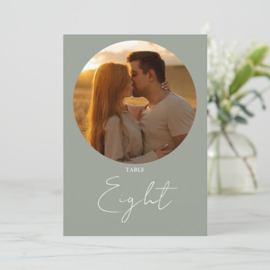 Sage Groen Modern Minimalistisch Script Tafelnumme Kaart (Staand voorkant)