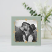 Sage Groen Moderne Foto Gouden Harten Bruiloft Kaart (Staand voorkant)