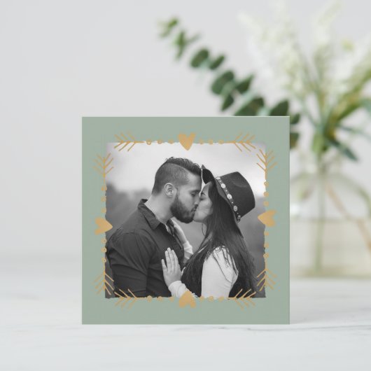 Sage Groen Moderne Foto Gouden Harten Bruiloft Kaart (Staand voorkant)