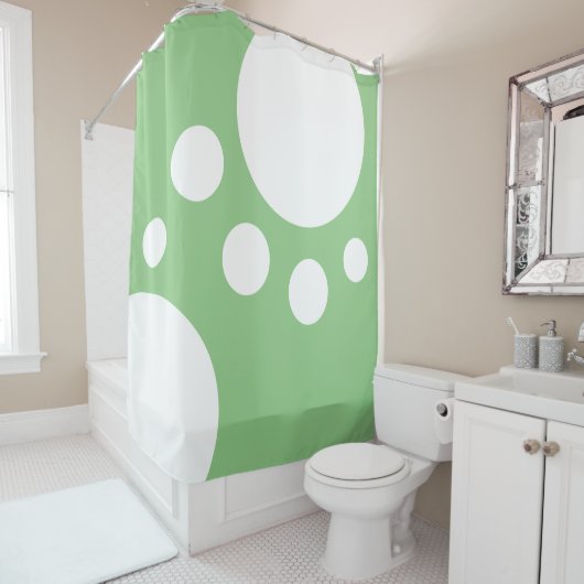 Sage Groen: Moderne Stippen in Wit Douchegordijn (In situ)