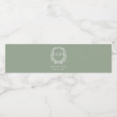 Sage Groen Monogram Bruiloft Bloemen Crest Waterfles Etiket (Enkel label)