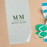 Sage groen monogram initialen naam strandlaken<br><div class="desc">Sage groene achtergrond. Personaliseer en voeg uw monogram initialen en volledige naam. Groene tekst.</div>