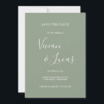 Sage Groen Script Bruiloft Sla de datum op Save The Date<br><div class="desc">Sage Green Script Wedding Sla de Datumkaart op met kenmerkende stijlnamen,  deze elegante Sage Green save the date card kan worden gepersonaliseerd met uw speciale trouwdaginformatie in chique letters.</div>