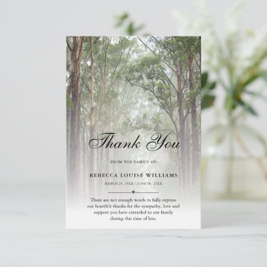 Sage Groen Viering van het Leven Begrafenisbos Bedankkaart (Staand voorkant)