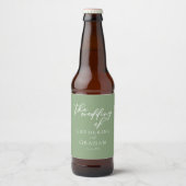 Sage Groen Wit Typografie Minimalistische bruiloft Bier Etiket (Voorkant)