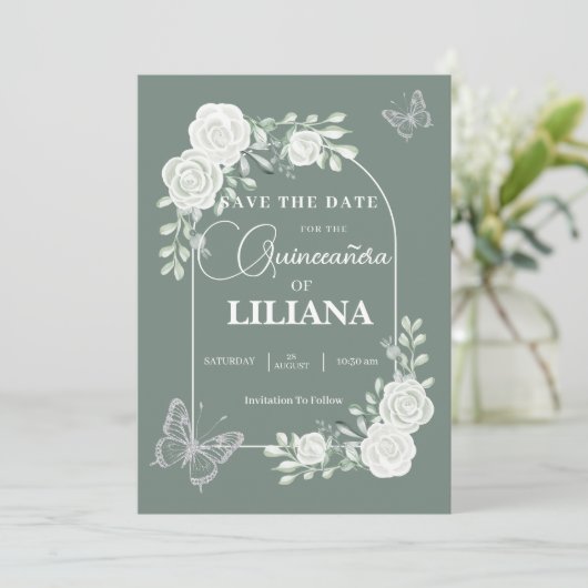 Sage Groene Bloemenboog en Vlinders Quinceañera Save The Date (Staand voorkant)