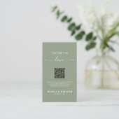 Sage Groene Calligrafie Capture the love QR-code Informatiekaartje (Staand voorkant)
