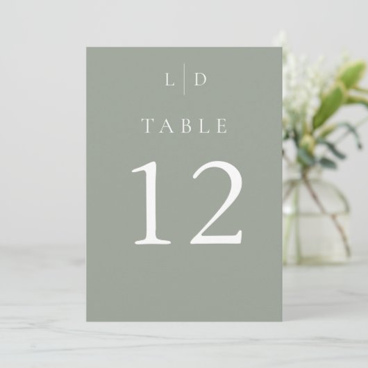 Sage Groene Chic Monogram Trouwtafel Nummers Kaart (Staand voorkant)