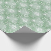 Sage Groene en Witte Sneeuwvlokken Cadeaupapier (Hoek)