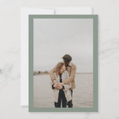 Sage groene foto kalligrafie bruiloft kaart (Achterkant)