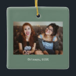 Sage Groene Foto Keepsake Kerstmis Keramisch Ornament<br><div class="desc">Eenvoudige biologische Sage Green Bold Funny Minimalist Foto Keepsake Keramische Ornament,  een mooi gepersonaliseerd cadeau voor vrienden,  familie,  paar,  vriendin,  vriend,  collega,  baas en meer.</div>