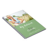 Sage groene foto monogram naam notitieboek (Rechterzijde)