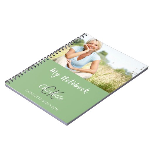 Sage groene foto monogram naam notitieboek (Linkerzijde)