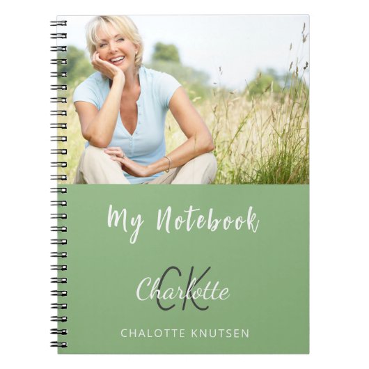 Sage groene foto monogram naam notitieboek (Voorkant)