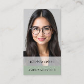 Sage Groene Fotograaf QR Code Foto Modern Visitekaartje (Voorkant)