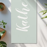 Sage Groene Kalligrafie Naam Yoga Mat<br><div class="desc">Op maat ontworpen yogamat met gepersonaliseerde kalligrafienaam op een wijze groene achtergrond.</div>
