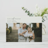 Sage Groene Kalligrafie Script Foto Bruiloft Bedankkaart (Staand voorkant)