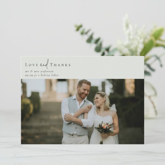 Sage Groene Kalligrafie Script Foto Bruiloft Bedankkaart (Staand voorkant)