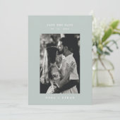 Sage Groene Lijn Kunstblad Monogram Bruiloft Save The Date (Staand voorkant)