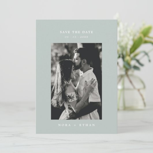 Sage Groene Lijn Kunstblad Monogram Bruiloft Save The Date (Staand voorkant)