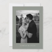 Sage Groene Minimalistische Tekst en Foto De datum Kaart (Achterkant)