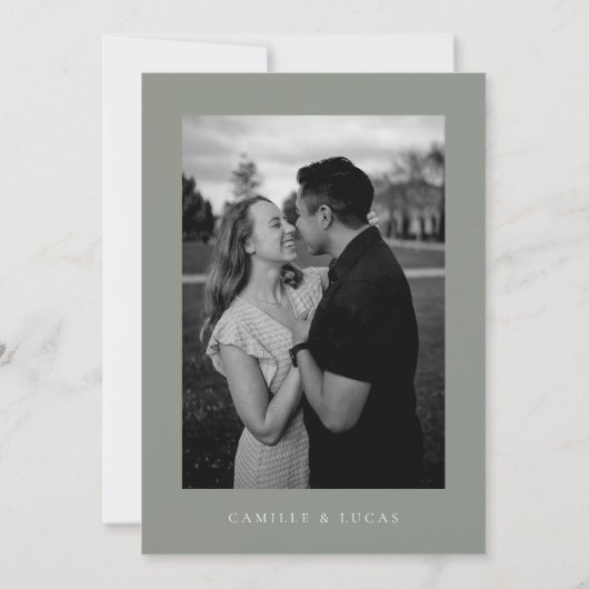 Sage Groene Minimalistische Tekst en Foto De datum Kaart (Achterkant)