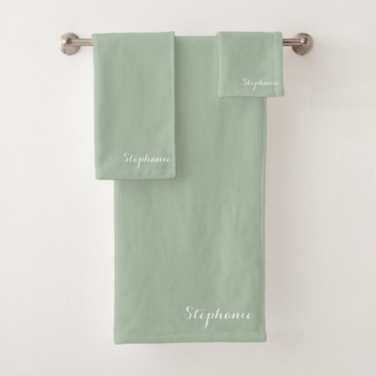Sage Groene Naam Modern Elegant Monogram Boho Bad Handdoek (Insitu)