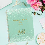 Sage groene naam script 2025 planner<br><div class="desc">Een salie groene achtergrond versierd met confetti. Personaliseren en een naam toevoegen. De naam is geschreven met een groot modern handgeschreven schrift,  handtekeningstijl. Perfect voor school,  werk of het organiseren van je persoonlijke / gezinsleven.</div>