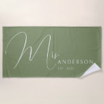 Sage Groene Passen getrouwd Naam Gepersonaliseerde Strandlaken<br><div class="desc">Vier je liefde in stijl met deze gepersonaliseerde strandhanddoek voor volwassenen, met de namen van de pasgetrouwden in een elegant, modern design. Perfect voor een huwelijksreis strandreis, jubileumuitje of romantische vakantie, deze zachte en levendige handdoek is een must-have voor koppels die graag samen reizen. Ontworpen met een salie groen en...</div>