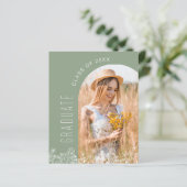 Sage Groene Wildbloem Afstudeerfeest Uitnodiging (Staand voorkant)