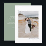 Sage Kerstboom Moderne Vrolijke Kerstmis Foto Feestdagenkaart<br><div class="desc">Eenvoudige en moderne platte kerstkaart voor uw familie en vrienden. Het beschikt over een eenvoudige kerstboom, sans serif typografie en een wijze groene achtergrond. De teksten zijn volledig bewerkbaar. Personaliseer deze kerstkaart door uw groet, bericht, namen, jaar en foto toe te voegen. Controleer de collectie op andere kleuren en overeenkomende...</div>