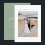 Sage Kerstboom Moderne Vrolijke Kerstmis Foto Feestdagenkaart<br><div class="desc">Eenvoudige en moderne platte kerstkaart voor uw familie en vrienden. Het beschikt over een eenvoudige kerstboom, sans serif typografie en een wijze groene achtergrond. De teksten zijn volledig bewerkbaar. Personaliseer deze kerstkaart door uw groet, bericht, namen, jaar en foto toe te voegen. Controleer de collectie op andere kleuren en overeenkomende...</div>