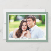 Sage minimalist Foto Elegant Script Wedding Kaart (Achterkant)