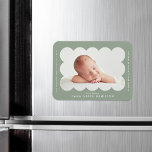 Sage Modern Scalloped Lijst Geboorteaankondiging Magneet<br><div class="desc">Moderne geboorteaankondiging magneet met foto van je baby in een sage groen gescalloped lijst. Pas de vergroening van de leeftijd aan door de naam van uw baby en extra informatie in witte letters toe te voegen.</div>