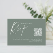 Sage moderne script minimalistische bruiloft QR-co RSVP Kaartje (Staand voorkant)