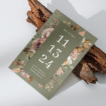 Sage Olive Green Wedding | Elegante bloemige aards Save The Date<br><div class="desc">Kondig uw grote dag aan met deze elegante save the date-kaart, met zachte waterverf bloemen in blos, crème en aardse tinten tegen een rijke salie olijfgroene achtergrond. Deze aardse groene toon brengt een rustige, geaarde esthetiek, perfect voor rustieke, botanische, boho of romantische tuinbruiloften. Het humeurige bloemige ontwerp creëer heeft een...</div>