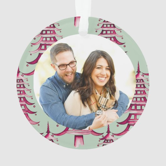 Sage Red Pagoda Kerstboom Verloving Ornament (achterkant)