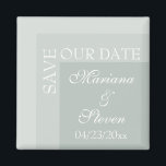 Sage Simple Modern Chic Script Wedding Magneet<br><div class="desc">Eenvoudige moderne chic script bruiloft magneet 'SAVE OUR DATE' voor bruiden die hun ceremonies in moderne tijd aanprijzen. Al reeks op moderne witte doopvont met initialen aan de kant.</div>
