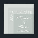 Sage Simple Modern Chic Script Wedding Magneet<br><div class="desc">Eenvoudige moderne chic script bruiloft magneet 'SAVE OUR DATE' voor bruiden die hun ceremonies in moderne tijd aanprijzen. Al reeks op moderne witte doopvont met initialen aan de kant.</div>