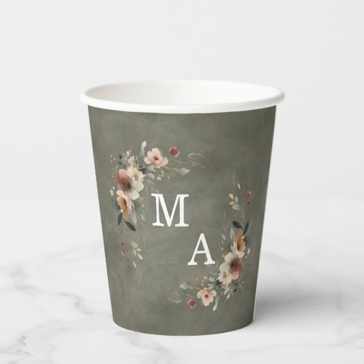 Sage Whisper Groene Bloemen Krans Bruiloft Monogra Papieren Bekers (Achterkant)