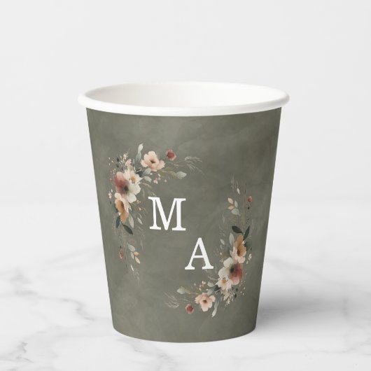 Sage Whisper Groene Bloemen Krans Bruiloft Monogra Papieren Bekers (Voorkant)
