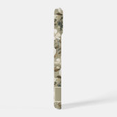 Sagegroen En Crème Gebloemde Gepersonaliseerde iPhone 15 Case (Rechterkant)