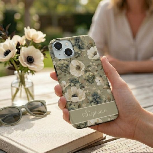 Sagegroen En Crème Gebloemde Gepersonaliseerde iPhone 15 Case