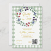 Sagegroene Berry in Love Gingham Bruidsuitnodiging Kaart (Voorkant)