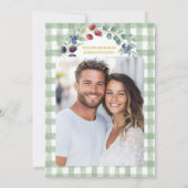 Sagegroene Berry in Love Gingham Bruidsuitnodiging Kaart (Achterkant)
