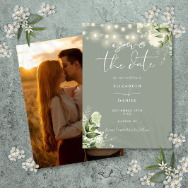 Sagegroene bloemenslingerlamp foto bruiloft save the date
