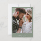 Sagegroene botanische kuif monogram bruiloft save the date (Achterkant)