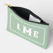 Sagegroene en witte geschulpte monogram etui (Open)